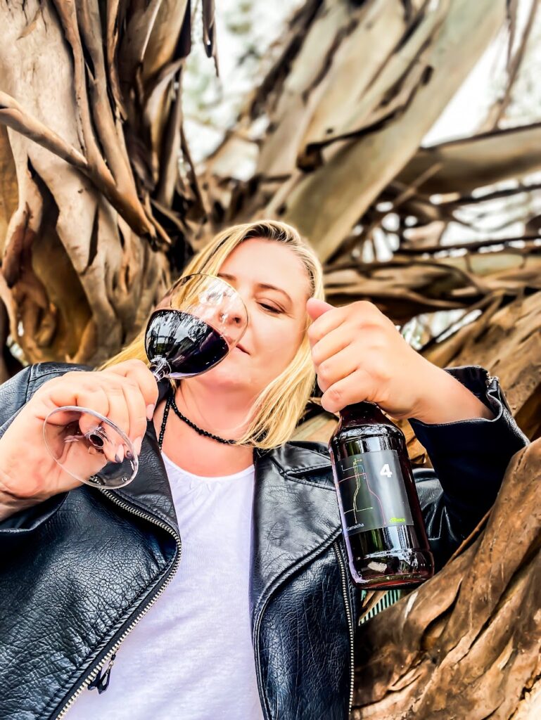 Bárbara Martínez Blanco catando vino